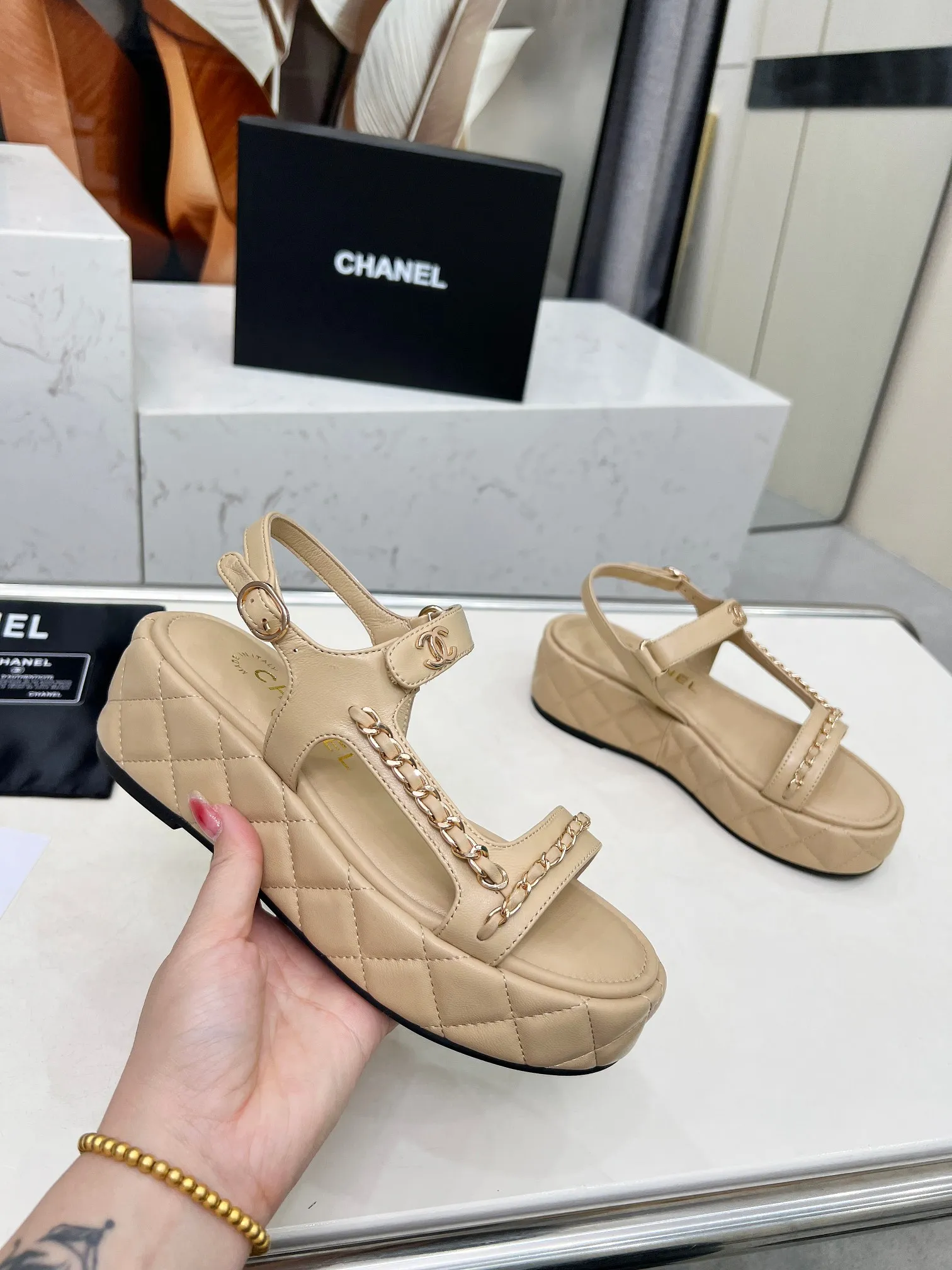 👟👟Ex-factory price 480👟👟 Top version Chanel Chanel - 2025 spring model, counter top chain sandals. This classic design; extraordinary love❤️ embraces a variety of color elements... The diversified mix and match is very beautiful and versatile, very light on the foot, comfortable, super delicate and elegant, and can be used outdoors... ꫛꫀꪝ Go➫ Material: ❶Upper is made of: Original imported sheepskin ❷Inner lining: Original sheepskin lining ❸Outsole based on: Original molded outsole Counter boutique packaging complete set for women 35–40 (customized for 41) Three colors available (black, white, apricot)